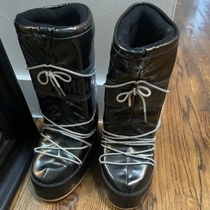 MOON BOOT ICON METALLIC-BLACK VINYL BOOTS WITH RHINESTONE LACES